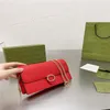 la borsa a catena di design è abbinata in modo casuale con i famosi accessori hardware in argento antico e tessuto squisito