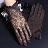 Cinq Doigts Gants D'été Femme Anti-UV En Cuir Véritable Dentelle Fleurs Écran Tactile Mince Femmes À Volants Pli Noir / Violet Conduite Courte Luvas