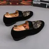 Ny stil italiensk män loafers broderi tofflor rökning slip-on skor lyx party bröllop svart sammet klänning skor män lägenheter m529