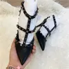 Taxa Mulheres Bombas Casuais Designer Black Litchi Leather Studded Spikes Point Toe Ankle Envoltório Estrapo Salto alto Sapatos 9.5cm