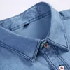 Chemise de travail en denim à manches longues coupe régulière pour hommes Poches poitrine à deux boutons Fente pour crayons Chemises en coton décontractées minces