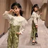 女の子の春の服2021韓国スタイルのファッショナブルな子供用と秋のサスペンダーは、女性の2ピースパンツに合っています