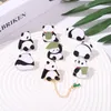 Panda Dagelijks met Bamboe Hat Emaille Leuke Cartoon Pins Chinese Beer Broches Dier Metalen Badges Tas Kleding Pin-up Sieraden Gift