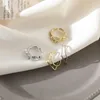 2 stks / set metalen gouden kleur onregelmatige gedraaide vouw geometrische dubbele vierkante ring voor vrouwen meisje verstelbare ring set