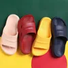 Badkamer slippers mannen vrouwen lichtgewicht zachte enige comfortabele zomer sandalen antislip effen kleur paar indoor schoeisel 210628