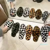 Zapatillas peludas de casa de invierno de diseño clásico para mujer, pantuflas mullidas de piel sintética para el hogar, patrón de rejilla marrón plano, zapatos de piso de interior a la moda para mujer