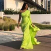 Elegant arabisk dubai citron grön långa kvällsklänningar för kvinnor en axel silke satin sjöjungfru formella party kappor sopa tåg prom klänning