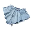 [EAM] Frauen Blau Denim Rüschen Cut Stil Breite Bein Shorts Hohe Taille Lose Fit Hosen Mode Frühling Sommer 1S770 210719