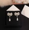 L'orecchino a bottone di alta qualità con diamante e perla bianca per il regalo di gioielli da sposa da donna ha la forma del nodo della scatola PS3219