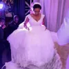 Lång Billiga V Neck Applique Beaded Chapel Train Bridal Gowns Modest Nya Ankomster Tulle och Lace Ball Gown Bröllopsklänningar Plus Storlek