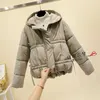 Inverno Breve Parka Moda Donna Spessa Giacca imbottita in cotone caldo Donna Cappotto con cerniera con cappuccio Outwear Mujer 210525