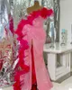 Glitter Mermaid Gelinlik Modelleri Benzersiz Tasarımcılar Tüy Abiye giyim Yan Bölünmüş Parti Kulübü Giymek Robe de Soiree