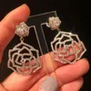 Designer de luxo da moda Super Sparkling Diamonds Zirconia Camellia Flores Pingente Brincos para Mulheres Meninas Prata Post2498258