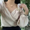 KOREJPAA Camisa Mulheres Verão Coreano Coreano Fada Fada Soft V-Pescoço Crossover Máquina Cuidado Expostos Collarbone Spruff Sleeve Blusas 210526