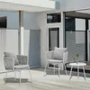 białe krzesła patio