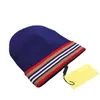 Carta de invierno cálido Gorro de punto Hombres Mujeres Ocio Gorros de piel Sombreros Amantes del bordado Diseñador de moda Deportes Cráneo Sombrero Lana Ca266U