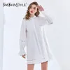 Hollow Out Koronkowa Sukienka Dla Kobiet Lapel Z Długim Rękawem Casual White Spring Dresses Kobiet Moda Odzież 210520