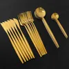 Oro rosso 24 pezzi Set di posate da tavola Set di posate per alimenti in acciaio inossidabile Coltello da bistecca per la casa Forchetta Cucchiaio da caffè Set di stoviglie di lusso 210706