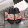 Designer män kvinnor tofflor trycker blommor tofflor gummi glider blommig platt flip flops sommarstrand utomhus sandal låda