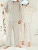 Paret stil långärmad pyjamas kostym, bekväm och mjuk bomull hem slitage, kvinnor, män tryckta lapel pyjamas. 210928