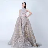 Yousef Aljasmi High Neck Prom -klänningar med löstagbart tåg Modig Shiny Lace Applique Plus Size Evening Pageant Wear klänningar