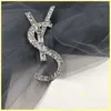 Diseñador de moda de lujo Hombres Mujeres Pins Broches Diamante Plata Carta Broche Pin Para Traje Vestido Fiesta Letras Y Broches 21091502R