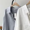 Minimalistische losse witte shirts voor dames Turn-down kraag Effen vrouwelijke tops Lente zomer blouses W220308