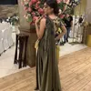 2021 Sexig Arabisk One Shoulder Olive Green Muslim Prom Klänningar med Cape Långärmade Dubai Kvinnor Kvinnor Party Klänningar Klänning Elegant Plus Storlek Back Crystal Beading