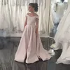Szampański Kwiat Girl Sukienki na ślub Off Shoulder Sweep Pociąg Linia Sash Dziecko Urodziny Party Suknie Dziewczyny Korowód Sukienka Proste