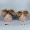 Parent-Child Cap och Scarf Set Söt Kid Baby Real Fur Pompon Vinter Stickad Hat Cap Four Nature Fur Pom Balls Beanie Bones Y21111