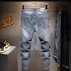 Mężczyźni Ripped Casual Skinny Jeans Spodnie Moda Marka Man Streetwear List Drukowane Drakcenione Otwór Szary Denim Spodnie 211111