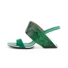 Slippers Ins 2021 Mulheres casuais verdes de verão sandálias Sapatos pretos de pele de cobra estranha cunha de salto alto praia slides zapato