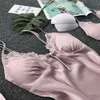 女性の寝室の花の刺繍バスローブセット女性2個のアイスシルクVネック夏の春の女性パジャマスーツサテンの固体