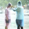  Moda sıcak tek kullanımlık pe yağmurluklar panço pvc toptan yağmur giysisi yağmur ceket yağmur giyme hediyeleri karışık renkler