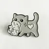 Broches de desenhos animados A mãe gata pega gatinho Alfinetes de esmalte Presentes infantis Lapela Decoração Distintivo