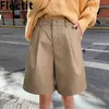 mulheres de shorts adaptados.