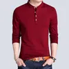 Camisetas masculinas Henley T-Shirt Men Cotton T-shirt de manga cheia Tshirt de cor sólida Topstees pescoço primavera outono