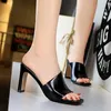 Frauen Maultiere Gelbe Rutschen Weibliche Dicke Blockabsätze Silber Hausschuhe Sexy Sommer 8,5 cm Hohe Luxus Peep Toe Schwarze Schuhe 210928