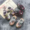 Zapatos de primavera de bebé MUCHACHA GIRL MUJER TROMPLETLE Punto de malla Zapatos para niños de moda Zapatillas infantiles Sneakers suave Cómodo niño