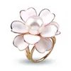 Pins, broscher Mode Pearl Camellia Scarf Buckle Ring Kläder Tillbehör High-end Eleganta Sweet Tre-Ring Silk Kvinnor