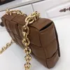 Hochwertige, modische Damen-Leder-Diagonal-Umhängetaschen, Metall-Flip-Schnalle, kleine quadratische Handtasche, klassischer Trend, tragbare Mädchen-Umhängetasche