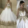2021 Lyxig Bling Dubai Vit Guldkula Klänning Bröllopsklänningar Bröllop Formella klänningar Sheer Långärmade Smån Av Axel Bateau Neck Appliqued Sparkly Glitter Sequins Lace