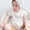 Letnie Niemowlę Baby Krótki Rękaw Kwiatowy Koronki Pajaciki Leotard Wspinaczka Ubrania Niemowlę Dziewczyna Cloth Hat 210515
