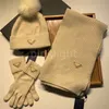 Warm Dikker Handschoenen Modeontwerper Wollen Sjaals Heren Dames Wintermuts Driehoek Badge Hoge Kwaliteit Sjaal Hoed Handschoensets4679052