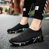 Printemps Nouvelles Chaussettes Chaussures Une Pédale Ultraléger Couple Chaussures Casual Chaussures De Sport Intérieur Matin Courir Creux Respirant Fly WovenF6 Noir blanc