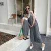 クマリーダーママと私の服ファッション韓国の家族マッチング衣装子供女の子花ノースリーブTシャツサスペンダーパンツスーツ210708