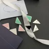 Topkwaliteit driehoek letter oorknopjes met stempel mode-sieradenaccessoires voor cadeaufeest 4 kleuren