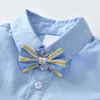 赤ちゃん男の子服セット弓正式な夏イギリス風の服スーツブルーシャツトップ+サスペンダーパンツ衣装210611