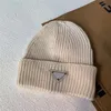 مصمم قبعة صغيرة مثلث رجل إمرأة مصممين بيني الشتاء قبعة الجمجمة قبعات أزياء الرجال النساء محبوك القبعات الخريف chapeau بونيه 21102200 فولت