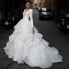 Romantik V Yaka Uzun Kollu Plaj Gelinlik A-line Ruffles Organze Mahkemesi Tren Prenses Beyaz Gelin Abiye Sheer Açık Geri Artı Boyutu Boho Gelin Elbiseler